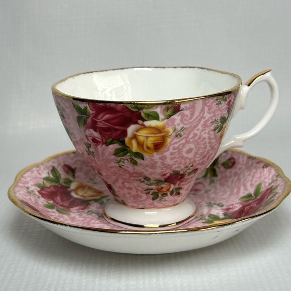 Royal Albert Old Country Rose Dusky Pink Lace Cup & Saucer Gold Edge - Picture 1 of 9